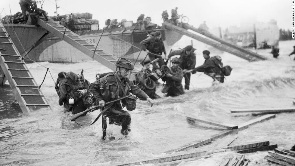 Commandos with the Royal Navy&#39;s 4th Special Service Brigade advance to Juno Beach at Saint-Aubin-sur-mer.
