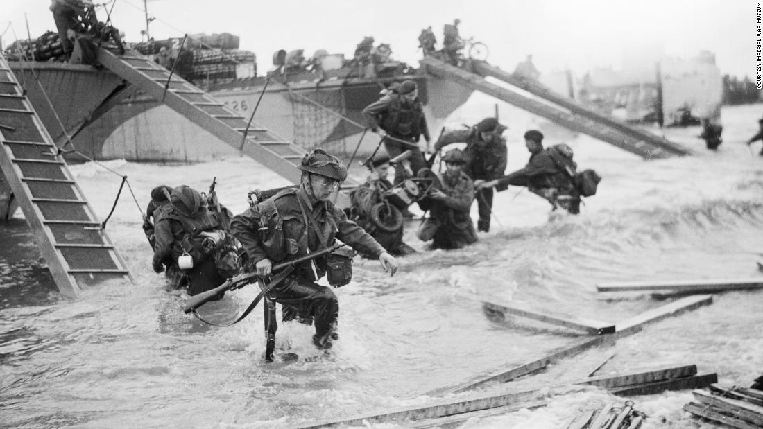 Commandos with the British Royal Navy&#39;s 4th Special Service Brigade advance to Juno Beach. 