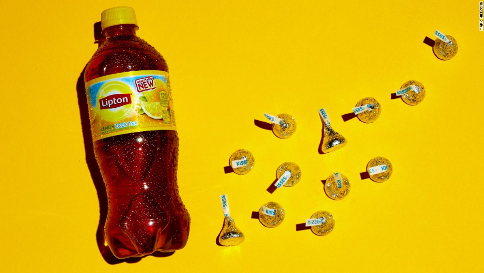 There are 32 grams of sugar in this 20-ounce bottle of iced tea. Each of these 12 Hershey&#39;s Kisses contains approximately 2.5 grams of sugar. 