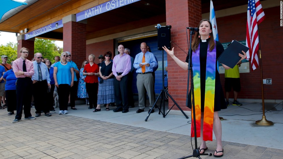 Pastor Carol Hill from Epworth United Methodist Church speaks during a marriage-equality ceremony at the Kathy Osterman Beach in Chicago on June 1, 2014. The date marked the first day that all of Illinois&#39; 102 counties could begin issuing marriage licenses to same-sex couples.