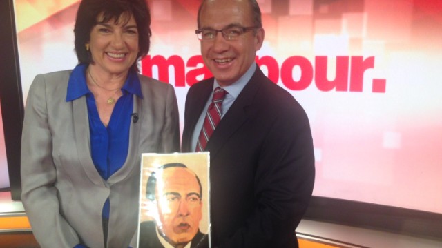 Calderon appraises Bush portrait