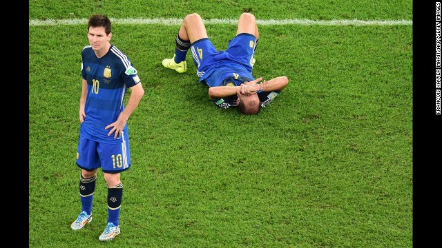 Argentina&#39;s Lionel Messi (L) and  Pablo Zabaleta react after losing the 2014 FIFA World Cup final. 