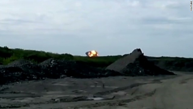 Video shows the moment MH17 crashed