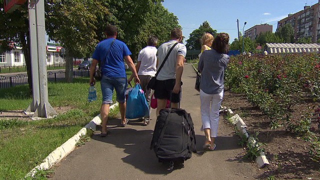 Donetsk residents flee Ukrainian chaos