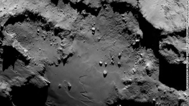 La sonda ha inviato questa immagine mentre si avvicinava alla cometa il 6 agosto 2014. Da una distanza di quasi 81 miglia (130 chilometri), rivela il dettaglio della regione liscia sulla cometaapos;s quot;bodyquot; sezione.