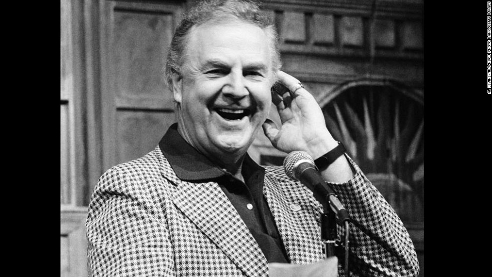 &lt;a href=&quot;http://www.cnn.com/2014/08/19/showbiz/don-pardo-dead/index.html&quot;&gt;Don Pardo&lt;/a&gt;, the man whose voice introduced the cast of NBC&#39;s &quot;Saturday Night Live&quot; for decades, died at the age of 96, the network announced August 19.