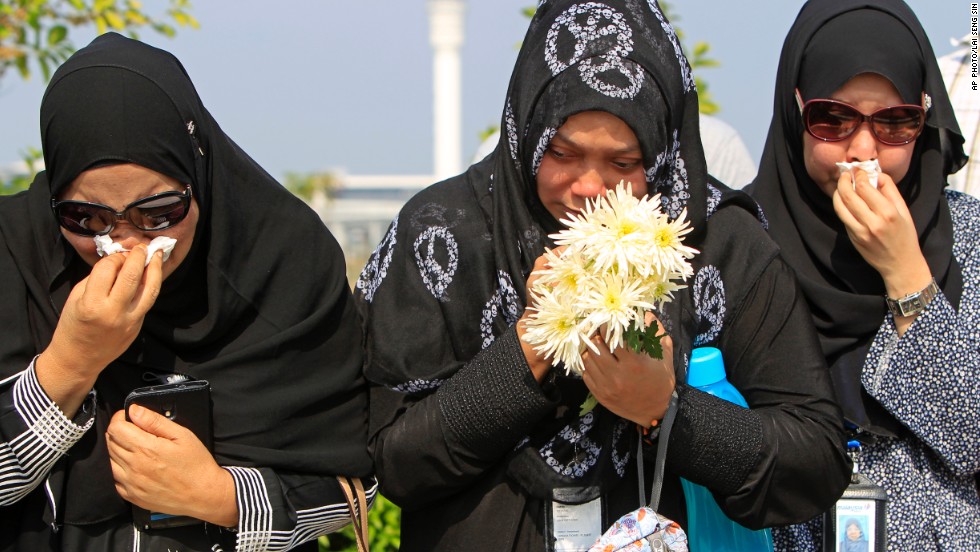 People cried as they waited outside Bunga Raya Complex at Kuala Lumpur International Airport before victims&#39; bodies were flown back from Amsterdam.