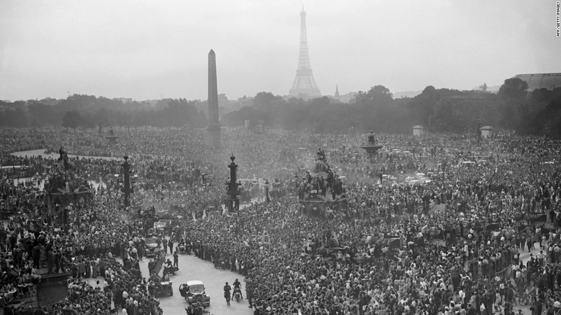  Uma multidão se reúne para festejar o general Charles de Gaulle na Place de la Concorde, em Paris, no final da II Guerra Mundial. Foto: Time Magazine. 
