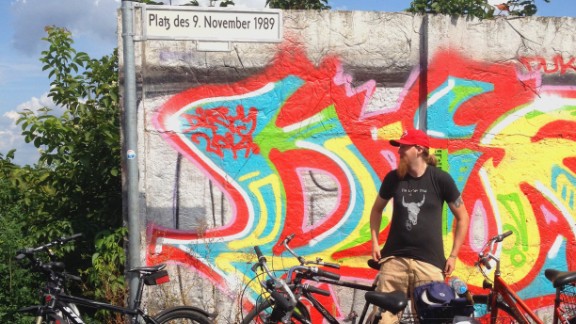 La Platz des November 1989, donde miles de personas traspasaron el Muro de Berlín hace 25 años, es uno de los destinos de un recorrido en bicicleta por la frontera de la Guerra Fría en Berlín.