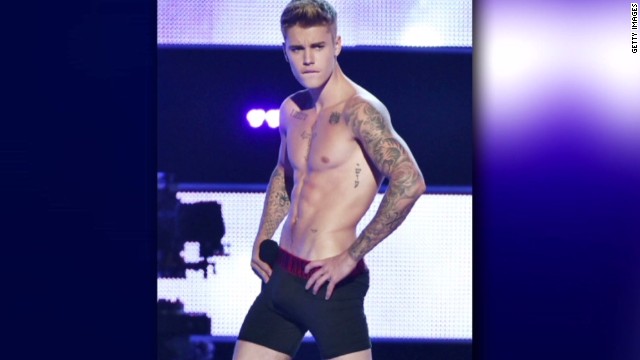 Justin Bieber strips after getting booed at New York event 