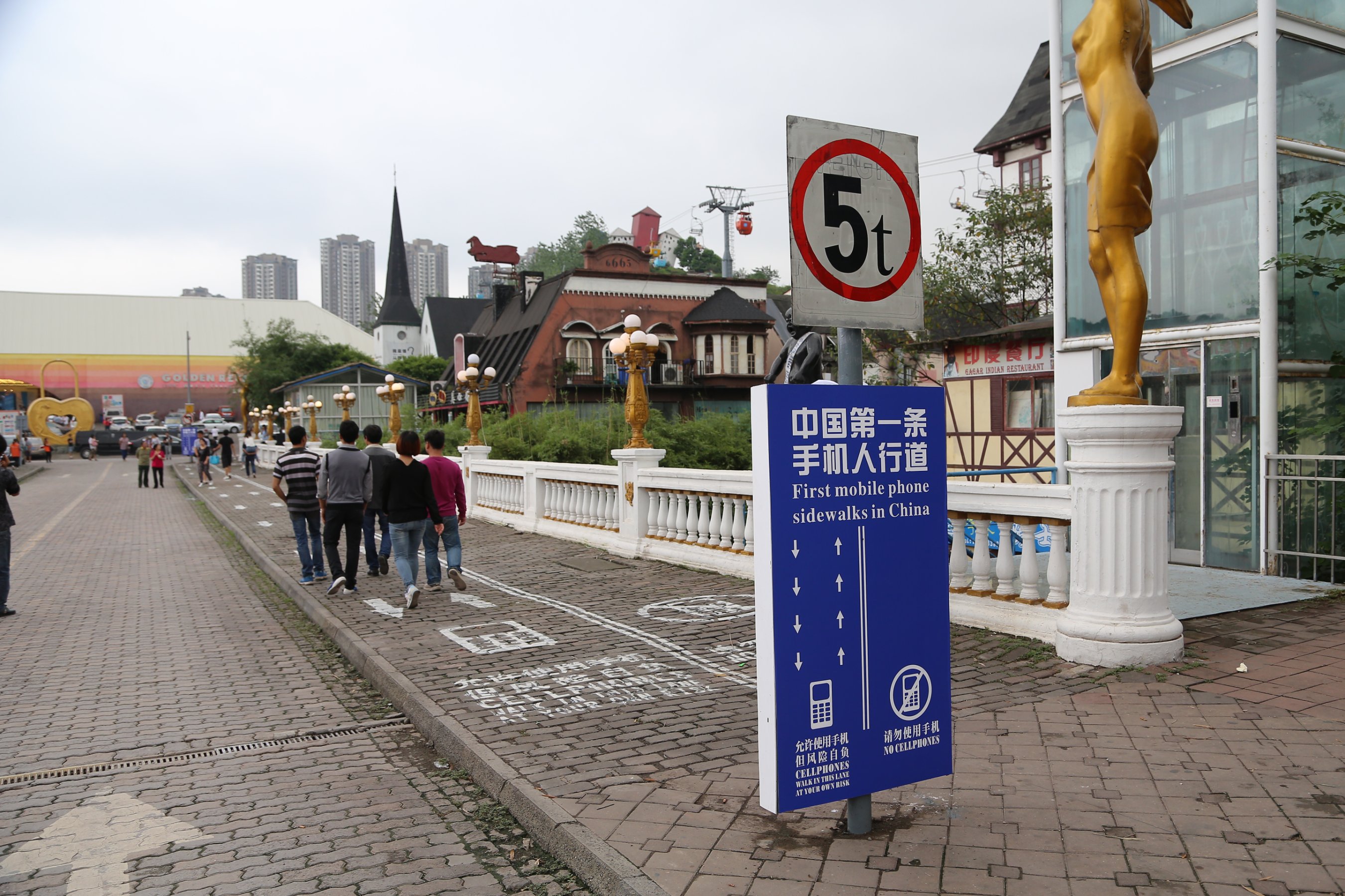 Straighten trough new Year China: City tests sidewalk lanes for cell phone users | CNN