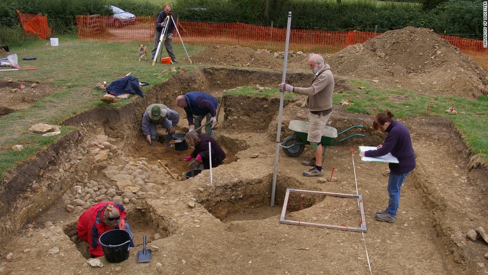 140918131819 leicester skeletons 3 horizontal large gallery The four-year excavation project has uncovered 11 skeletons so far, as well as building remains and coins from the 12th and 16th centuries.