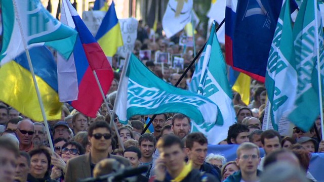 Thousands protest Russia&#39;s Ukraine policy