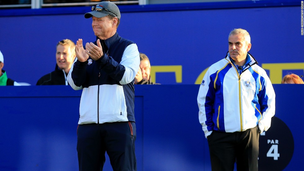 Europe&#39;s captain Paul McGinley (right) looks on as Team USA captain Tom Watson applauds the arrival of players onto the first tee. 