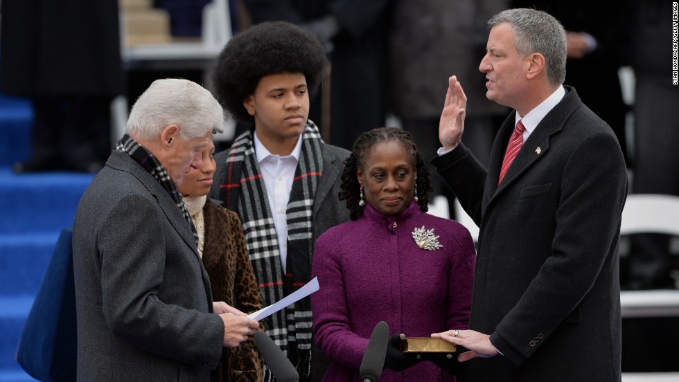 Clinton swears in New York City Mayor Bill de Blasio in January 2014.