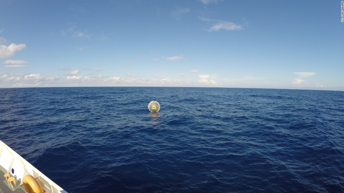 True ocean. Прибрежная охрана в океане. Человек бегал по океану в пузыре. Снова поймали в пузыре в море. Пузыри в океане.