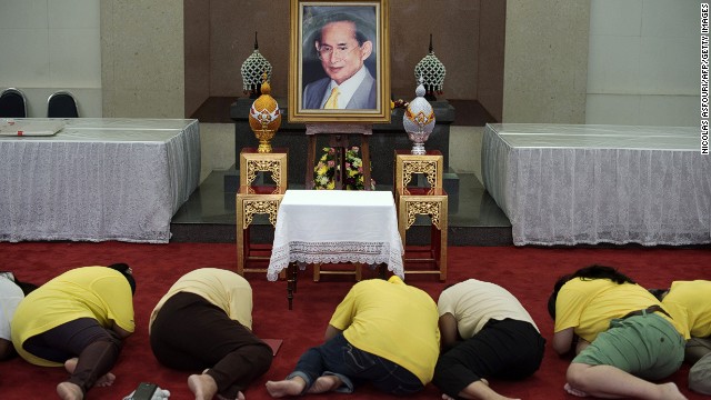 Thais bow before a picture of the Thai king at Bangkok&#39;s Siriraj Hospital, where he is recovering from surgery.
