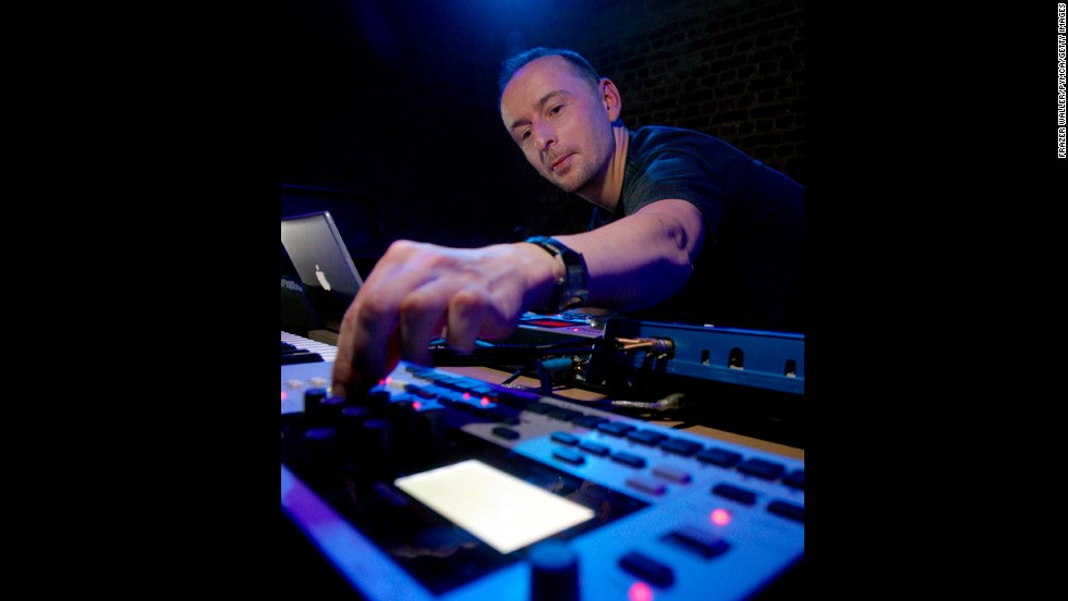 &lt;a href=&quot;http://www.cnn.com/2014/10/14/showbiz/mark-bell-lfo-death/index.html&quot;&gt;Mark Bell&lt;/a&gt;, who founded the highly influential techno-music duo LFO and later collaborated with Bjork on several iconic albums, died of complications from a surgery, his record label said October 13. 