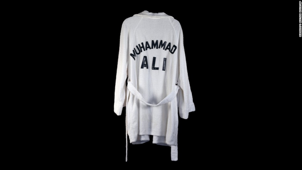 A boxing robe worn by Ali, which belonged to the late country singer Waylon Jennings, went up for auction in 2014.