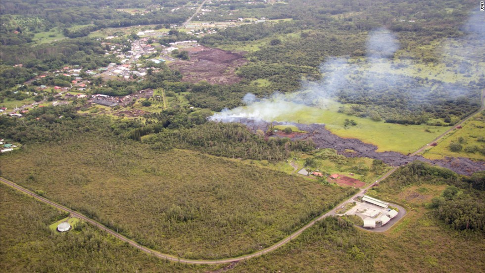 Smoke rises near Apa&#39;a Street and Pahoa Village Road in Pahoa, Hawaii, on Monday, October 27. 