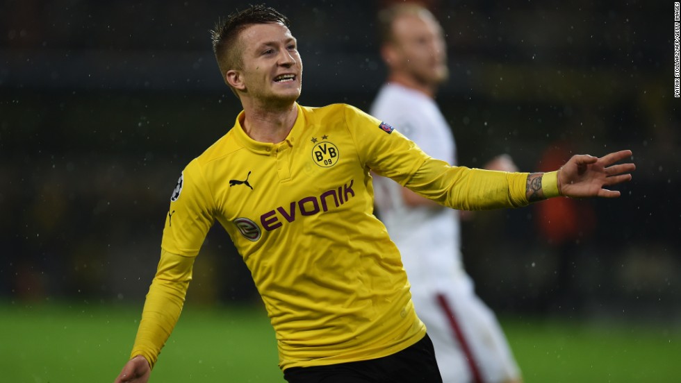 Marco Reus&#39; stunning strike helped Borussia Dortmund book its place in the next round with a 4-1 win over Turkish side Galatasaray. 