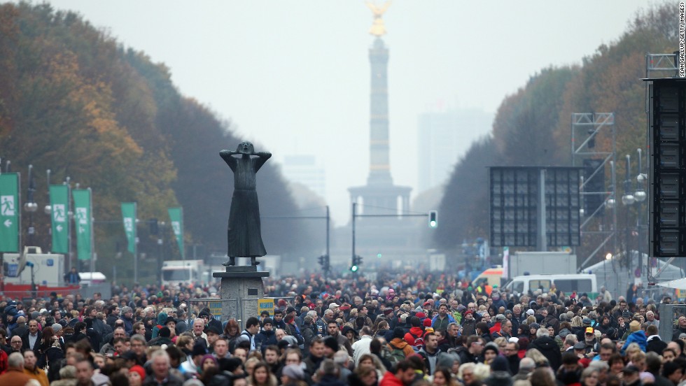 A statue called &quot;Der Rufer&quot; (&quot;The Caller&quot;), who is yelling to the east demanding freedom, stands over crowds gathered to celebrate the anniversary. 