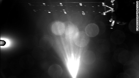 Rosettaapos;s lander Philae ha scattato questa foto di separazione della sua nave madre poco dopo la separazione il 12 novembre 2014, come Philae si è diretto per un atterraggio sulla cometa 67P. Mentre Philaelt;a href=quot;; target=quot;_blankquot;gt; è la prima sonda ad atterrare su una cometalt;/agt;, Rosetta è la prima a renderezvous con una cometa e seguirla intorno al sole.
