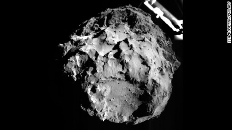 L'immagine della Cometa 67P/Churyumov-Gerasimenko è stata scattata da una fotocamera sul lander Philae durante la sua discesa sulla cometa il 12 novembre 2014. Il lander era a circa 1,9 miglia (3 chilometri) dalla superficie in quel momento. Philae è atterrato sulla cometa circa sette ore dopo.
