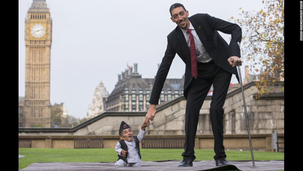 World S Tallest Man Meets World S Shortest Man Cnn