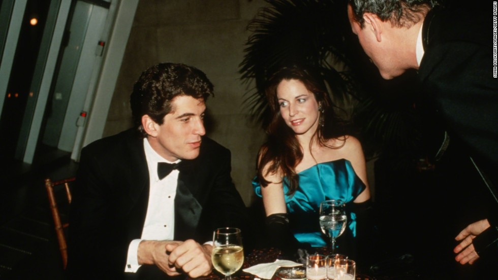 Zesnulý John F. Kennedy Jr (na snímku s tehdejší přítelkyní Christinou Haag kolem roku 1988 v New Yorku) nebyl ani filmovou, ani televizní hvězdou, ale jeho švihácký vzhled mu v roce 1988 tento titul vynesl. 