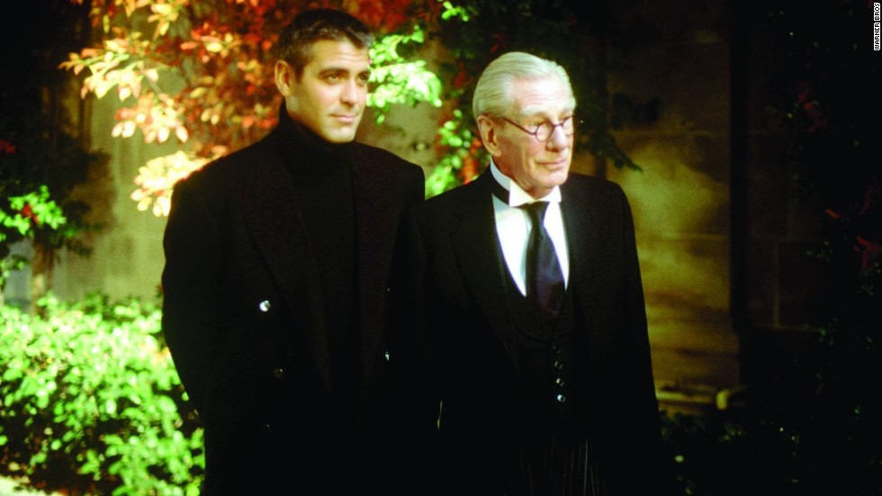 George Clooney (visto aquí con Michael Gough en quot;Batman amp;Robinquot;) fue tanto el cruzado con capa como el hombre vivo más sexy en 1997. 