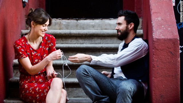 Keira Knightleyová a Adam Levine našli lásku ve filmu quot;Začít znovuquot; v roce 2013 a quot;Kouč The Voicequot; se ocitl v titulku Peopleapos;nejvíc sexy žijící muž. 