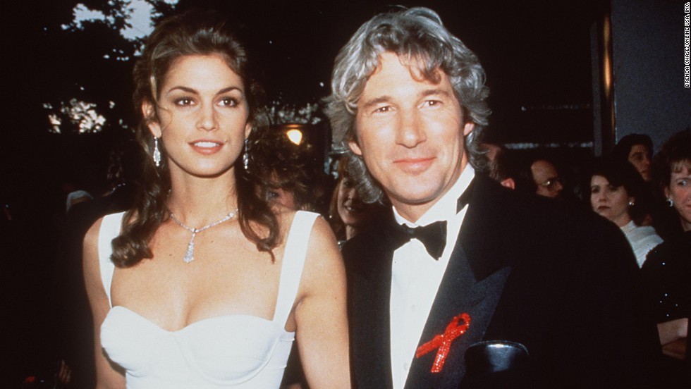 Magasinet udpegede ikke en sexiest man i 1993 eller 1994. I stedet gik de med Cindy Crawford og Richard Gere som det mest sexede par i live i en to-for-en-aftale. 