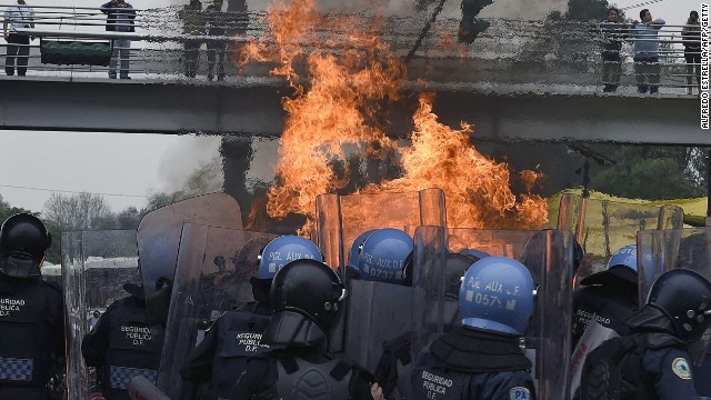Riot police clash with students furious at the presumed massacre of 43 students, in the surroundings of Mexico City&#39;s international airport on November 20.