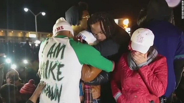 Darren Seals consoles Michael Brown's mother (2014)