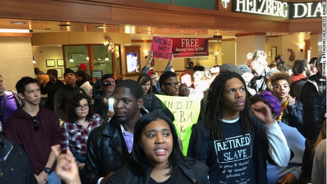 St. Louis mall overrun by protesters