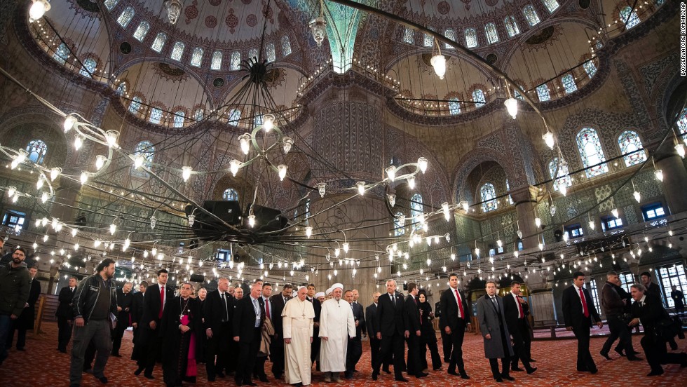 Pope Francis and Istanbul&#39;s Grand Mufti Rahmi Yaran visit the Sultan Ahmet Mosque, popularly known as the Blue Mosque, in Istanbul on November 29. 