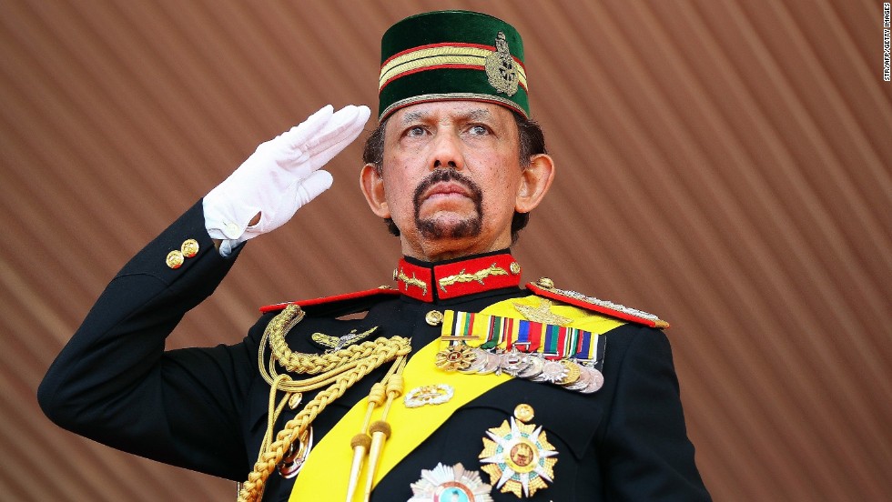 Brunei&#39;s Sultan Hassanal Bolkiah, one of the world&#39;s longest-reigning monarchs, salutes during a ceremonial guard of honor to mark his 68th birthday celebrations in Bandar Seri Begawan on August 14, 2014. 
