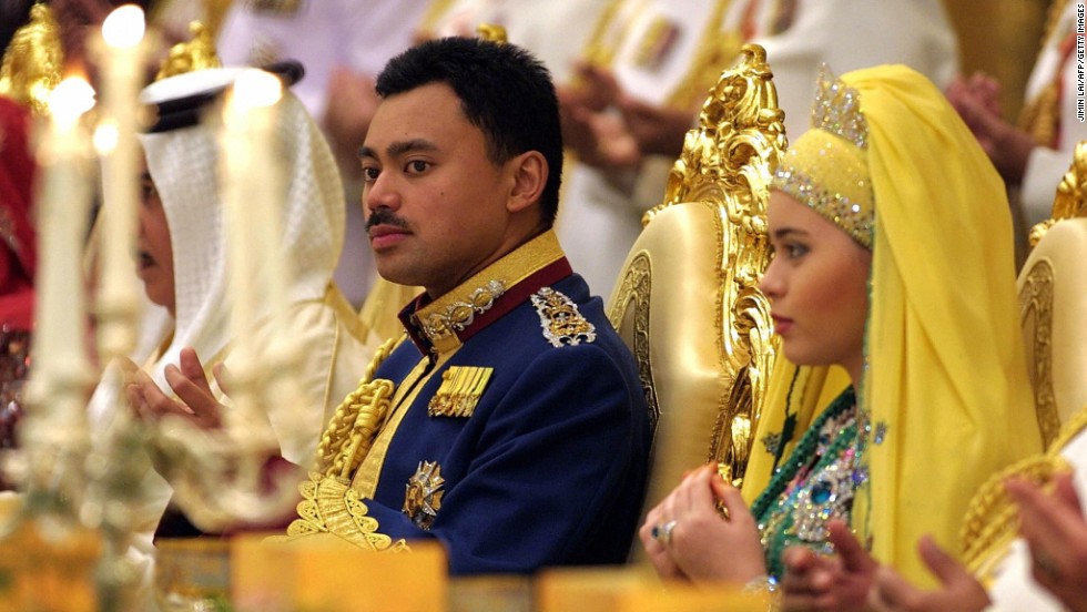Brunei&#39;s Crown Prince Al-Muhtadee Billah Bolkiah and his new bride, Sarah, pray during their wedding banquet at the Nurul Iman Palace in Bandar Seri Begawan in September 2004. 