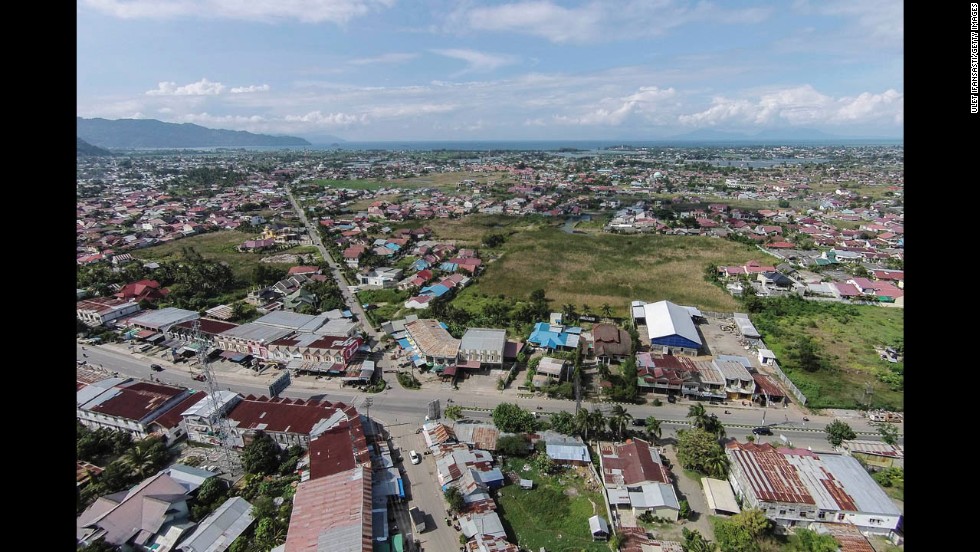 A present-day aerial view of Banda Aceh shows great improvement.