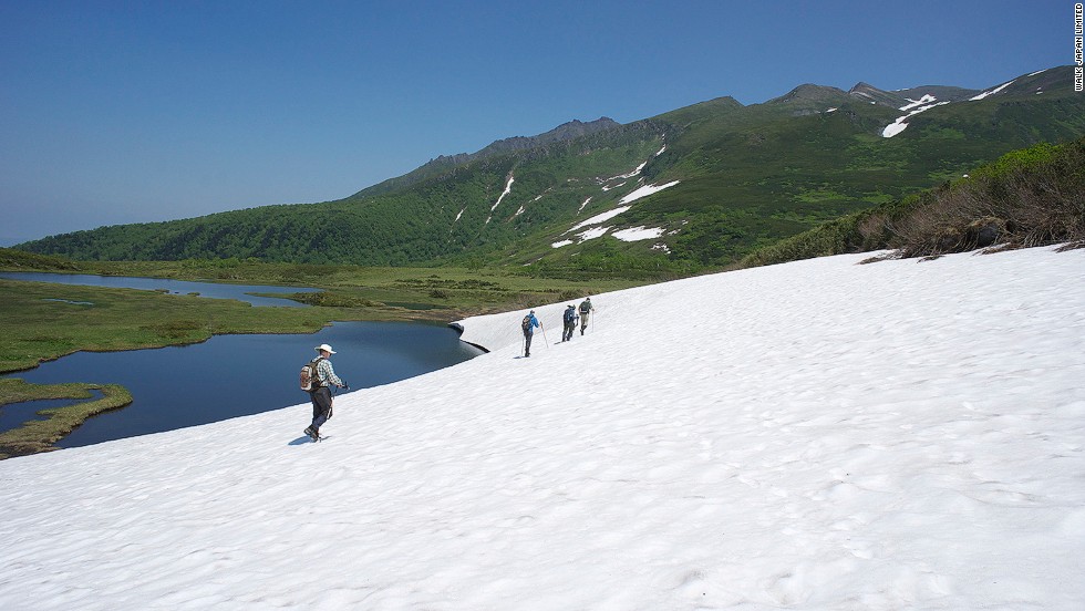 Japan&#39;s northernmost island is roughly the size of Austria. A complete tour of the Hokkaido Nature Trail takes seven months and is best divided by either side of winter. 