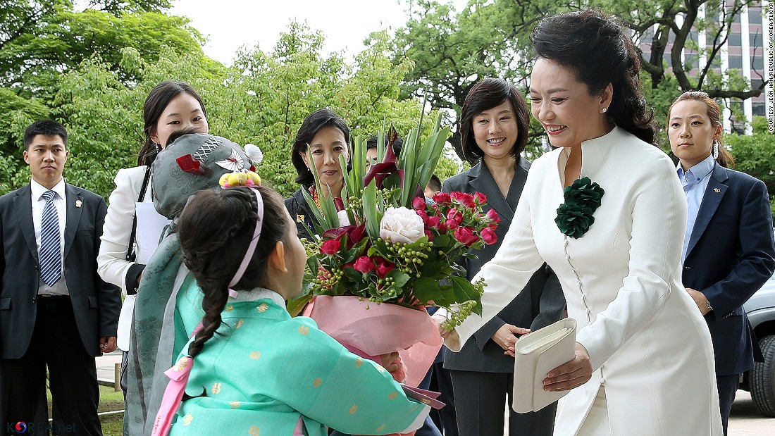 Overseas shops visited by China&#39;s First Lady, Peng Liyuan, benefit from the &quot;Peng Liyuan phenomenon.&quot; Some products she purchases see a three-fold increase in sales, according to reports.