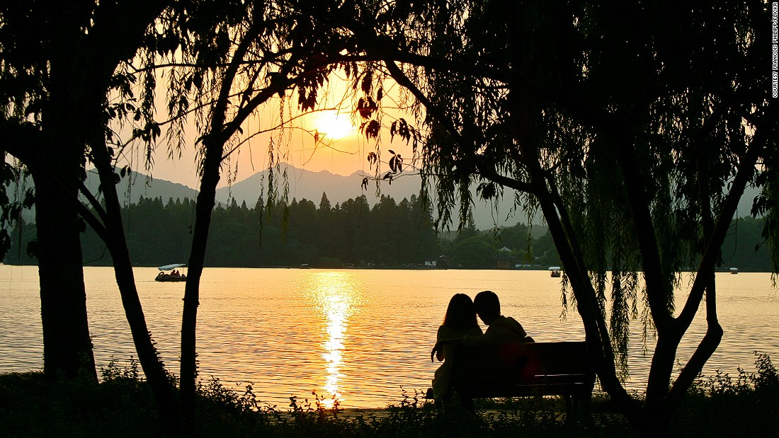 Lovers get more privacy at romantic West Lake in Hangzhou, thanks to the Chinese president.