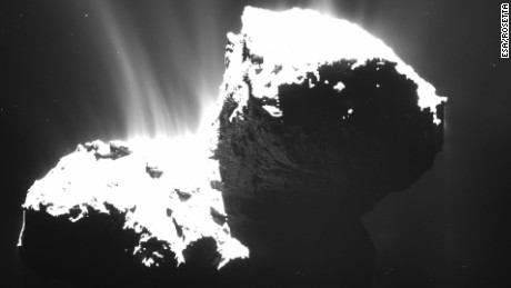 Una fotocamera su Rosetta ha preso questa foto della Cometa 67P/Churyumov-Gerasimenko il 22 novembre 2014, da una distanza di circa 19 miglia (31 chilometri). Il nucleo è volutamente sovraesposto per rivelare i getti di materiale che fuoriescono dalla cometa. La cometa, larga 2,5 miglia (4 chilometri), ha mostrato un grande aumento nella quantità di acqua che rilascia, secondo la NASA. L'agenzia spaziale dice che circa 40 once (1,2 litri) di acqua è stata spruzzata nello spazio ogni secondo alla fine di agosto 2014.