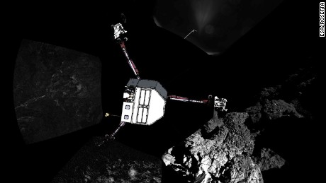 Philae ha scattato queste immagini dopo l'atterraggio, e gli scienziati della missione le hanno utilizzate per creare una vista panoramica del sito di atterraggio. Un grafico mostra dove la sonda sarebbe stata seduta nella fotografia.