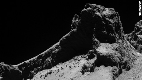 Rosetta ha scattato questa foto di una sezione della cometa da una distanza di circa 5 miglia (8 chilometri) il 14 ottobre 2014.