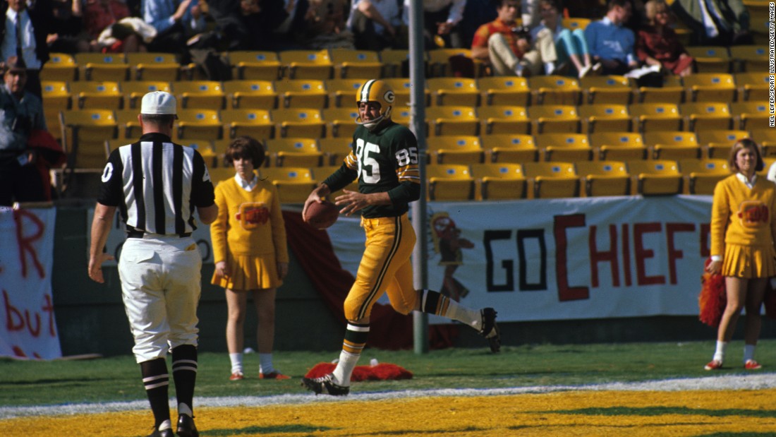 &lt;strong&gt;First score in Super Bowl history:&lt;/strong&gt; In the first quarter of what we know now as Super Bowl I, Green Bay Packers wide receiver Max McGee scored a touchdown on a 37-yard pass from Bart Starr. McGee made the catch with one hand, reaching behind him before speeding past the defender.
