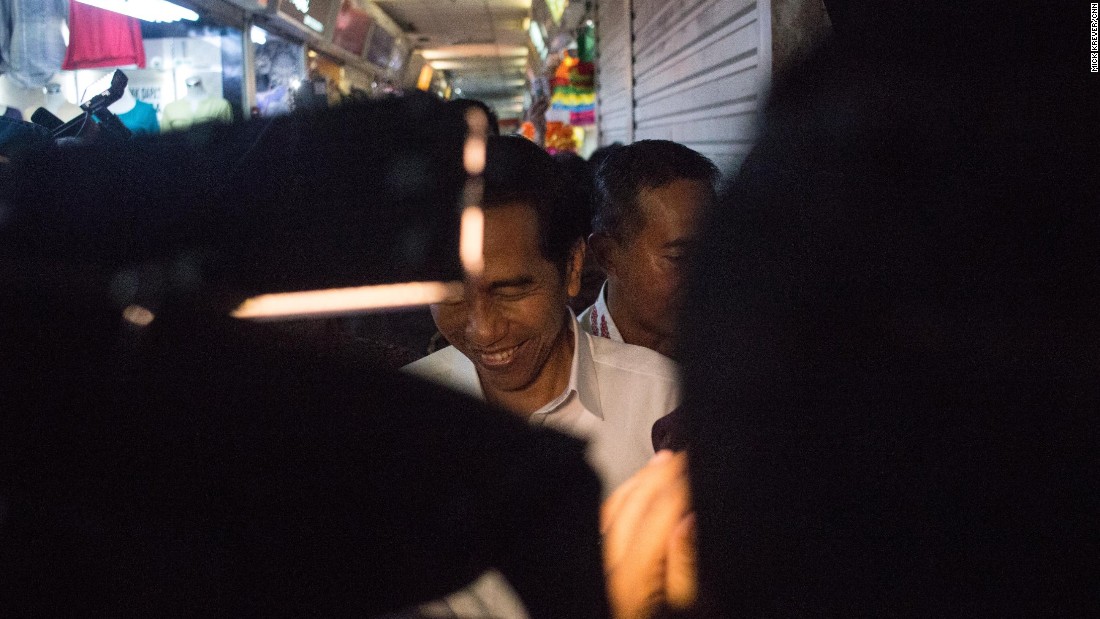 The hallways quickly became impassable as word spread through the market&#39;s multiple floors that Jokowi was among them.&lt;br /&gt;&lt;br /&gt;Bodyguards did their best to hold back the crush, as storekeepers and shoppers reached in for handshakes and selfies.