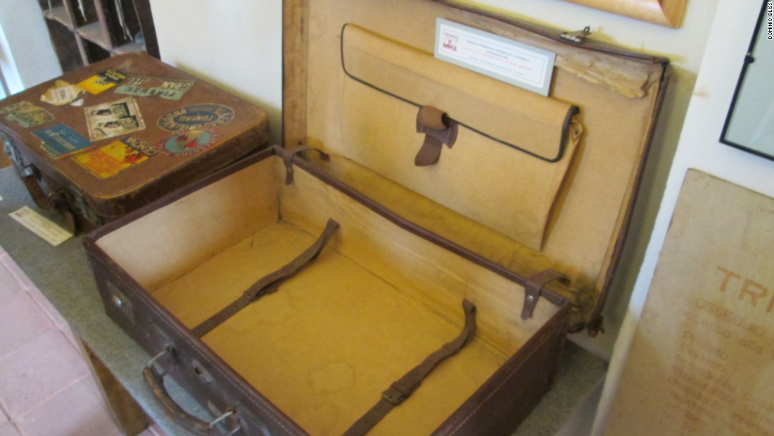Like this suitcase, Erbstein&#39;s own luggage was undamaged. He had borrowed it from his daughter and had promised to return it when he arrived home from Lisbon. 