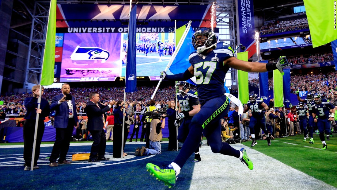 Seattle&#39;s Mike Morgan runs onto the field prior to the start of the game. 